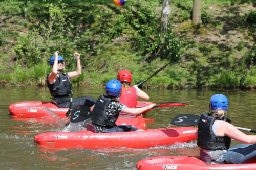 Speel kayakpolo als teamuitje bij De Wilgenweard in Nijverdal