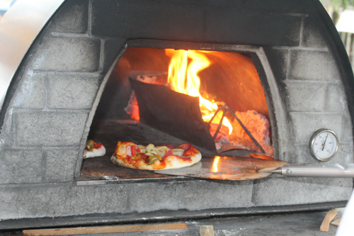 Pizza's bakken , heerlijke afsluiter van een teambuildingsdag