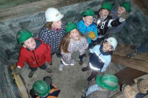 Kruipen in het ondergrondse gangenstelsel bij De Wilgenweard in Nijverdal!