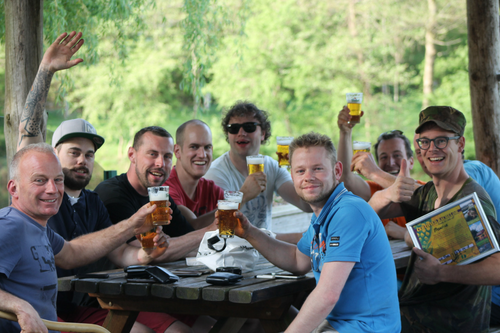 Naborrelen op het terras bij de Wilgenweard in Nijverdal