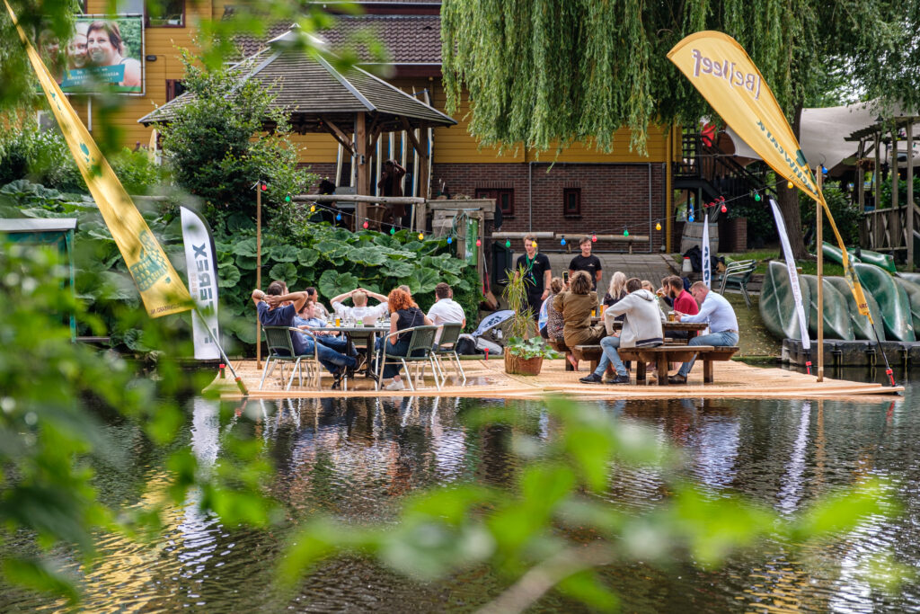 terras op het water bij de Wilgenweard