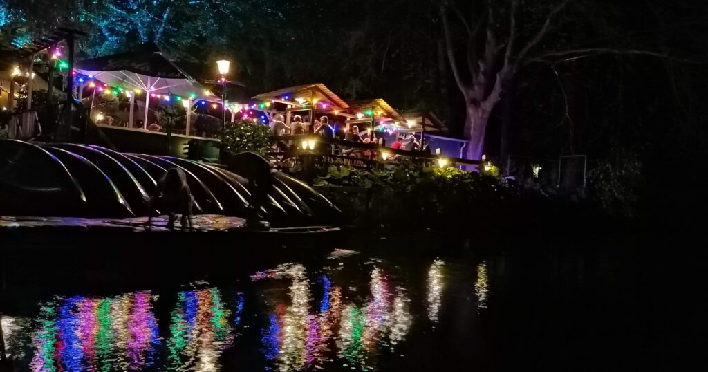 Biergarten by night bij de Wilgenweard