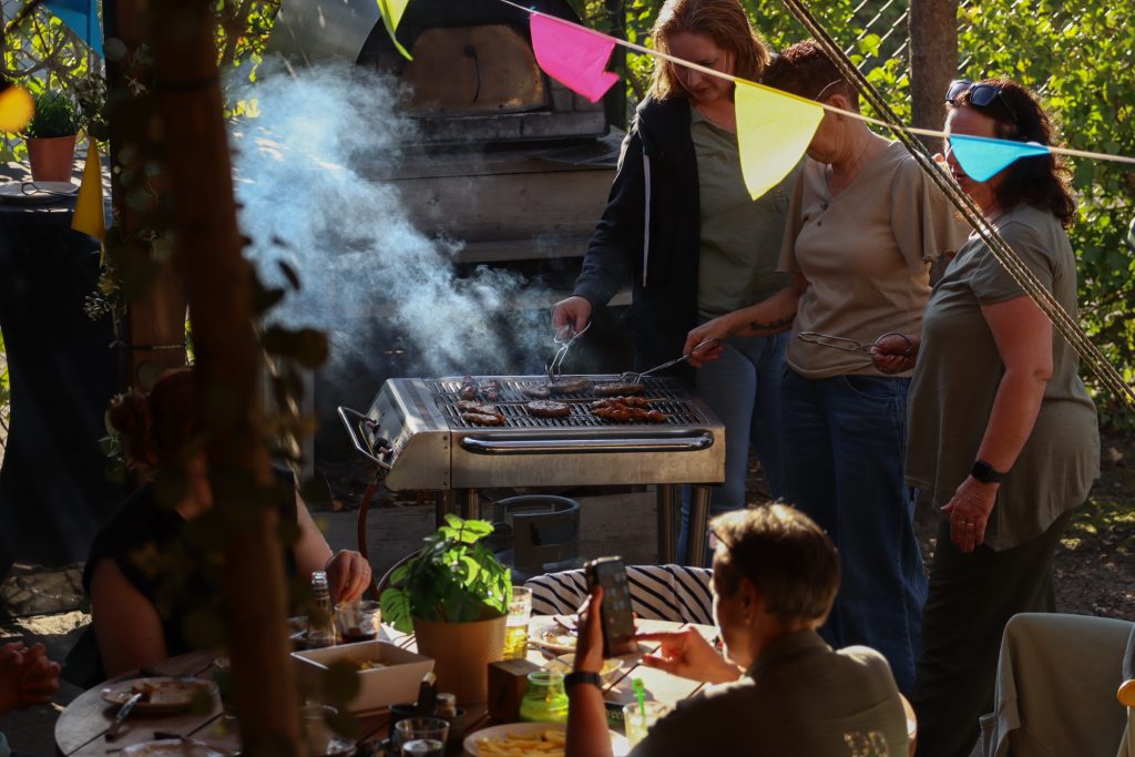 Teamuitje met barbecue op het terras aan de Regge